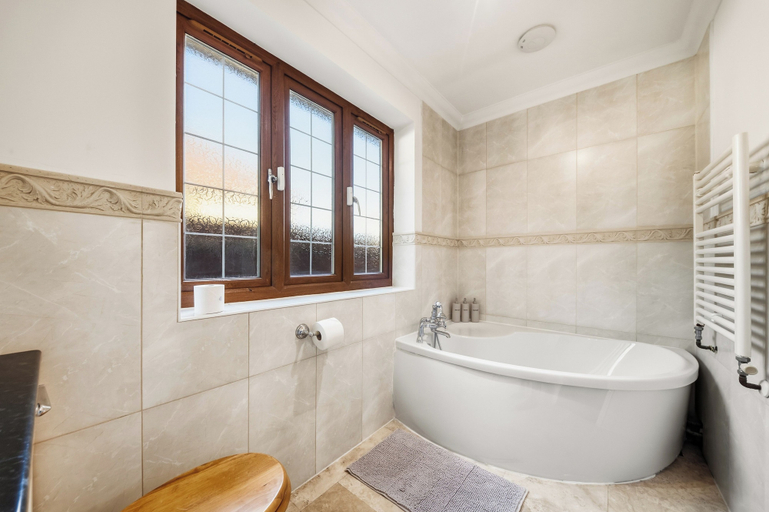 Bathroom 5, Cedars Bournemouth Pool, hot Tub, Sleep 8,by Carly, Bournemouth