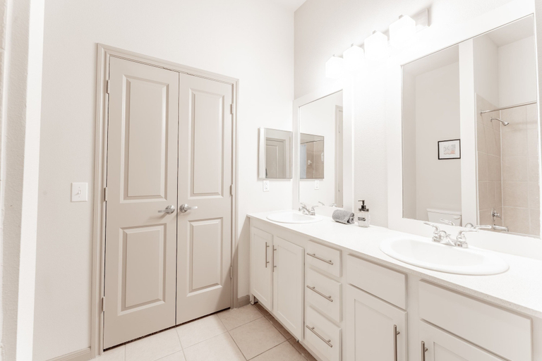 Room 2, Comfy 2BR King Suite Fast Wifi 8 min to Downtown, Travis