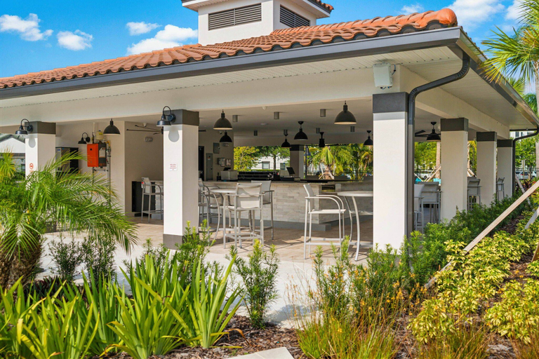 Poolside bar 4, Vcr4-410- 3BR Condo With Resort Access Near Disney, Orange