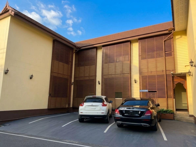 Exterior & Views