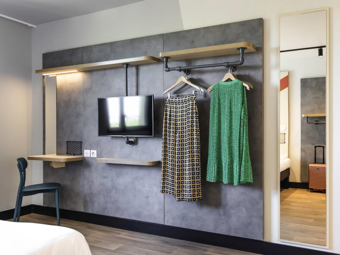 Bathroom 5, ibis Budget La Rochelle Centre Gare, Charente-Maritime