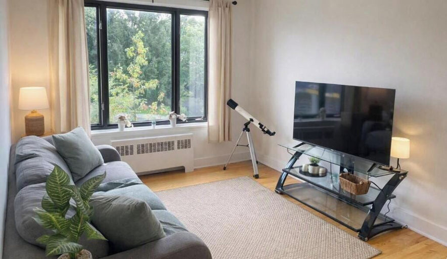 Living room 5, Appartement Lumineux Ensoleillé Bien Équipé, Communauté-Urbaine-de-Québec