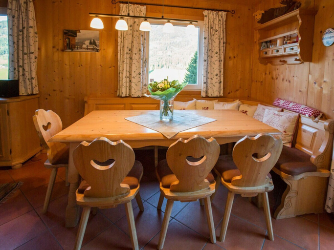 Dining 5, Cabin in Annaberg With Swimming Pool, Hallein