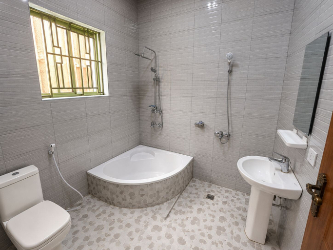 Bathroom 5, Secure 4BR Home Near City Center, Kicukiro