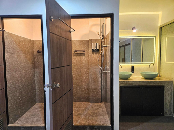Shared bathroom 3, Ubuntu Live Boutique Hostel & Rooms, Phuket Island