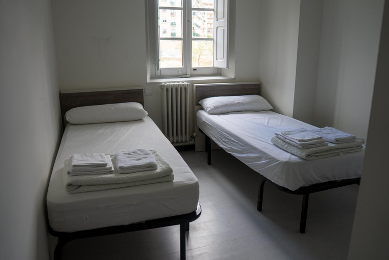 Bedroom, Albergue Capuchinos Rocamador, Navarra