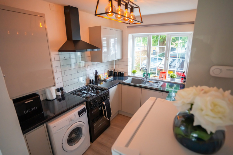 Private kitchen 2, 3-Bed Hse in Central Windsor w/Garden, Slough