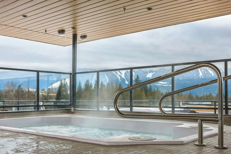 Indoor spa tub, The Chando, Columbia-Shuswap