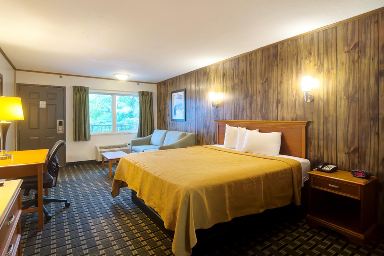 Bedroom 2, Tennessee Mountain Lodge Riverside by OYO, Sevier
