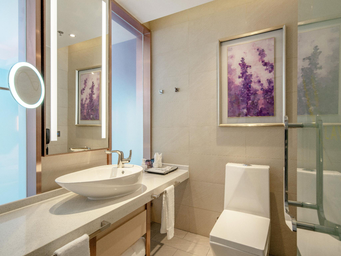 Bathroom, Lavande Hotel Pingliang Kongtong Building Baota Plaza, Pingliang