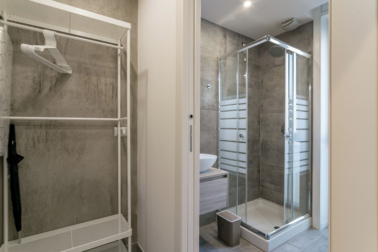 Bathroom 4, 2 Flats Combined - near Central Station, Milano