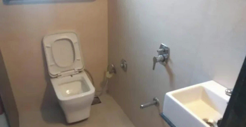 Bathroom 5, Fabhotel Agrawal Bhawan, Mumbai Suburban