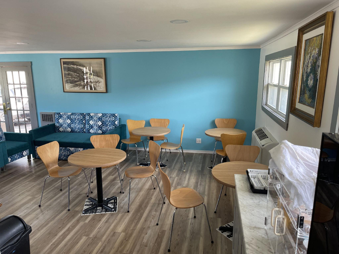 Food & Drinks, Belmont Motel, Somerset