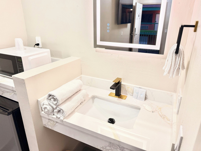 Bathroom 5, BRISTOL MOTEL, Los Angeles
