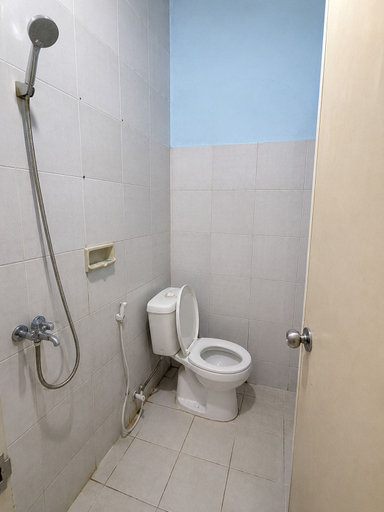 Bathroom 2, Hotel O near TMII formerly Wisma Damai, East Jakarta