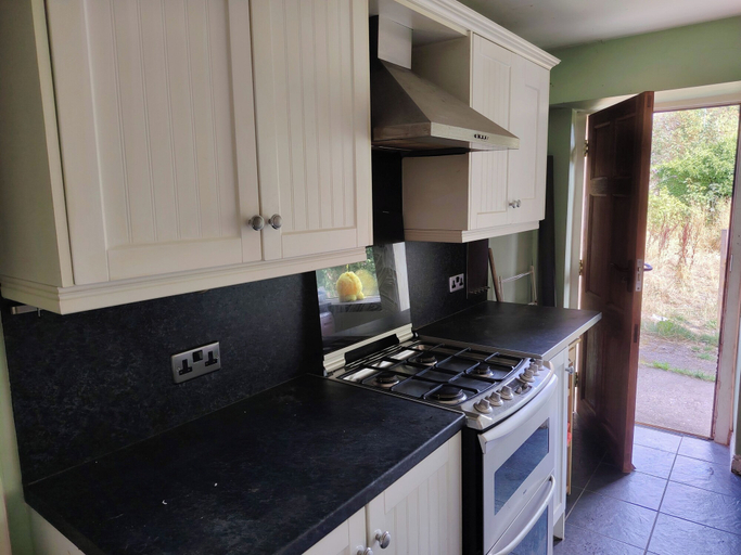 Private kitchen 5, Cosy Cottage Retreat in Huddersfield, Kirklees