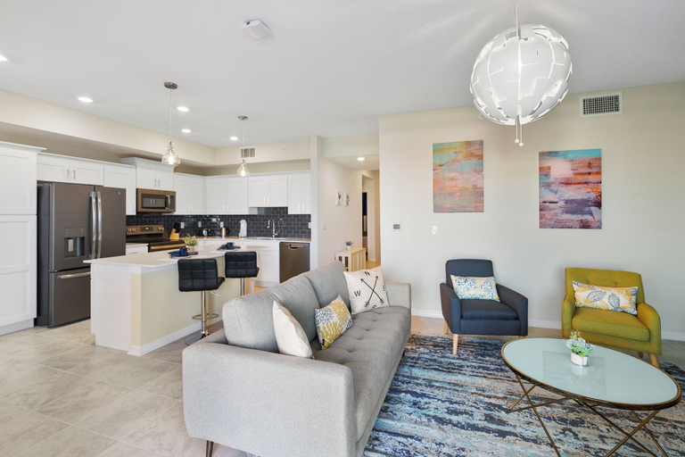 Interior 3, Stylish Dining, Modern Kitchen & Minion Room Near Disney Magic, Osceola