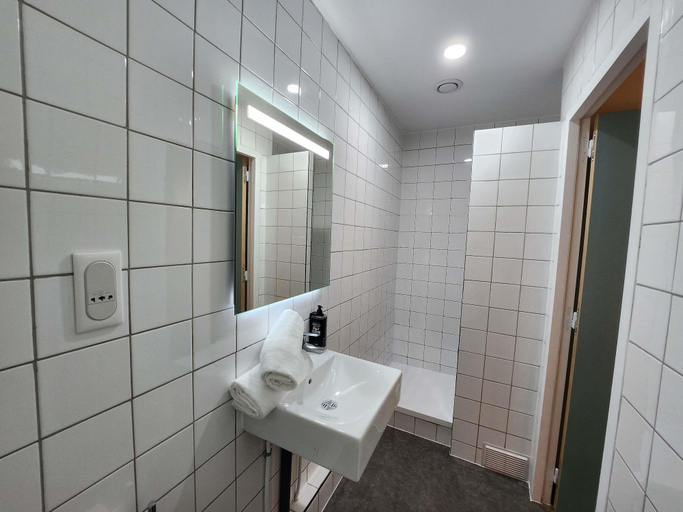 Bathroom 4, ibis budget Chambourcy Saint-Germain, Yvelines