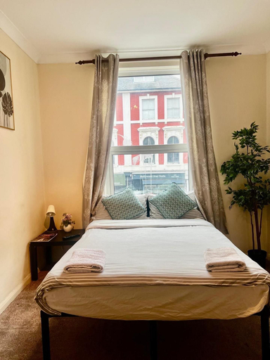 Room 5, Apartment Sleeps 4 Near Station, London
