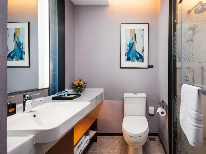 Bathroom, Hampton by Hilton Hohhot Gulou, Hohhot