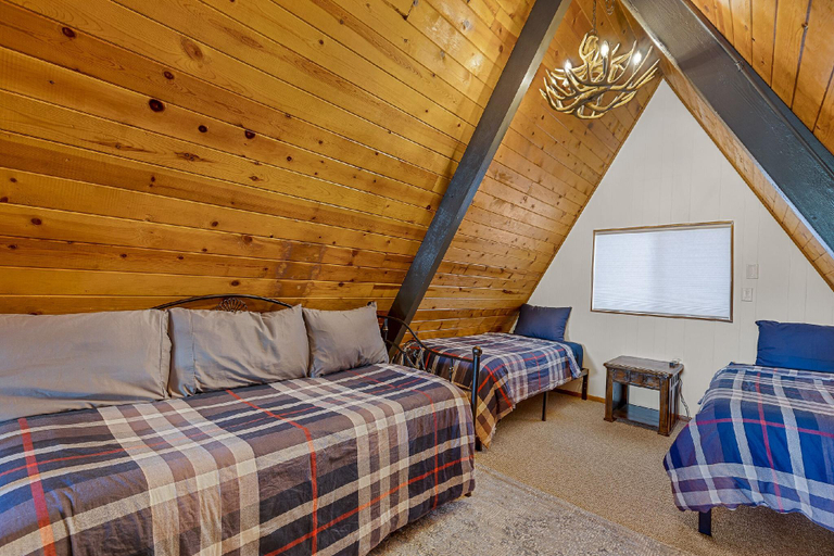 Bedroom 2, Spacious A-frame Pines Cabin 12 Beds Loft Game Room, Coconino