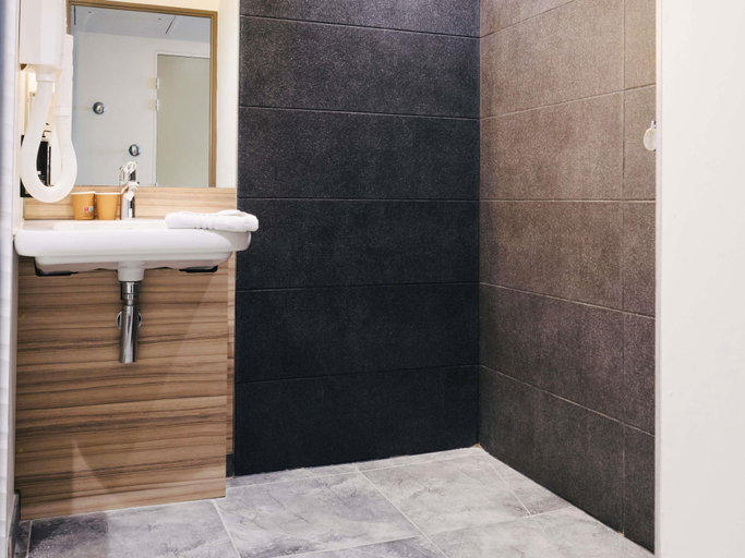 Bathroom 4, Ibis Rouen Centre Rive Gauche Mermoz, Seine-Maritime