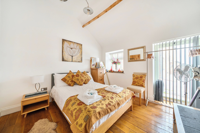 Room 2, Stylish Cosy Rustic Barn Alton Towers Peaks, Staffordshire