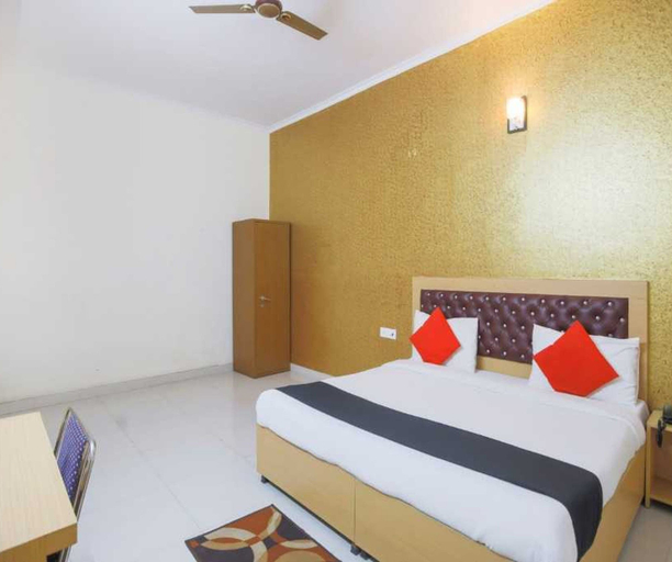 Room 3, Deluxe Daya Hotel, Gautam Buddha Nagar