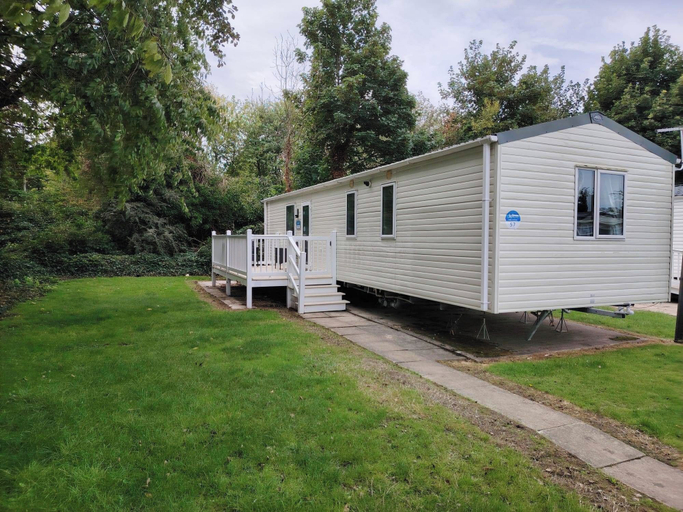 Primary image, 3 Bed Seaside Cabin Sleeps 8 - Pool Access, Lincolnshire