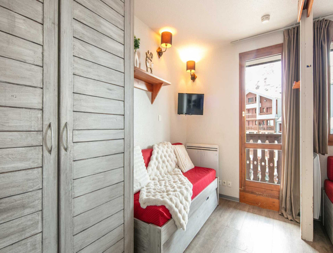 Room 4, Tignes Mountain Apartment Near Ski Lifts, Savoie