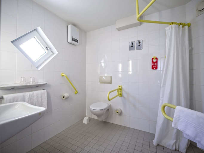 Bathroom 5, ibis Koeln Centrum, Köln
