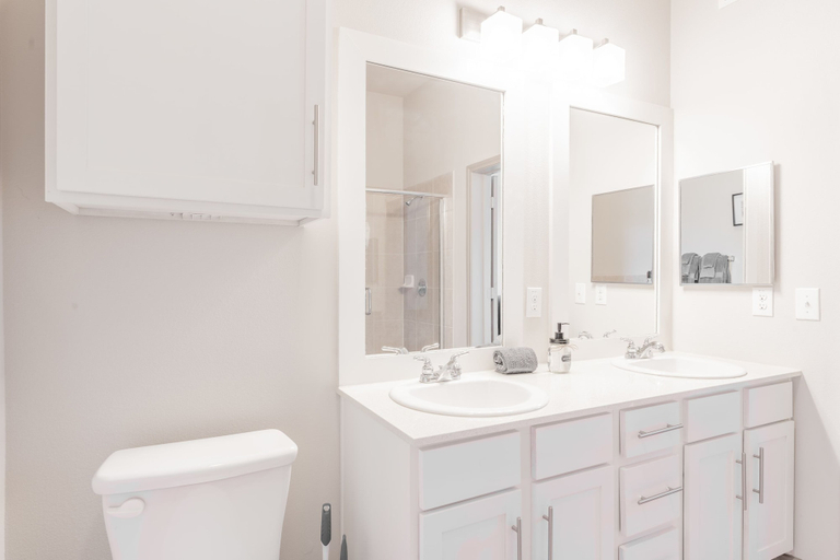 Room 4, Comfy 2BR King Suite Fast Wifi 8 min to Downtown, Travis