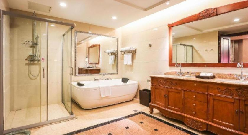 Bathroom 3, Country Garden Phoenix Hotel Europe City Chuzhou, Chuzhou
