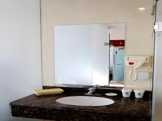 Bathroom 3, GreenTree Inn Beijing Xicheng District Caishikou Express Hotel, Beijing