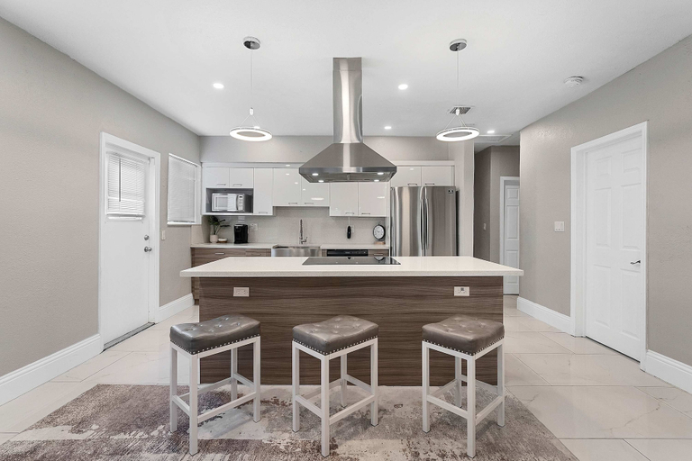 Room 5, Modern 4BR Villa Near Hollywood Beach FTL, Broward