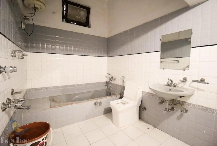Bathroom, Hotel Babua Hyness, Hardwar