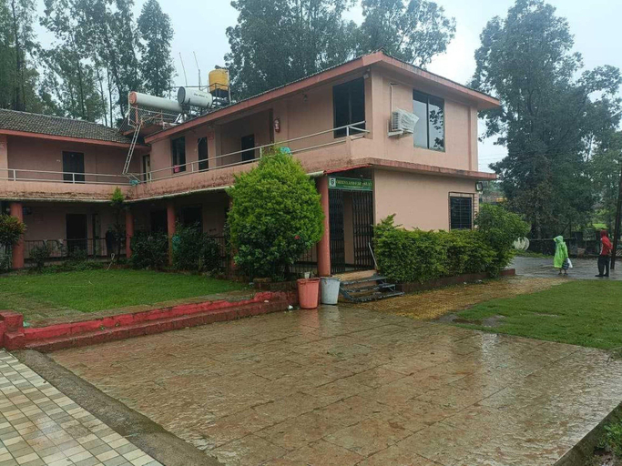 Exterior 2, Classic Jungle Eye, Satara