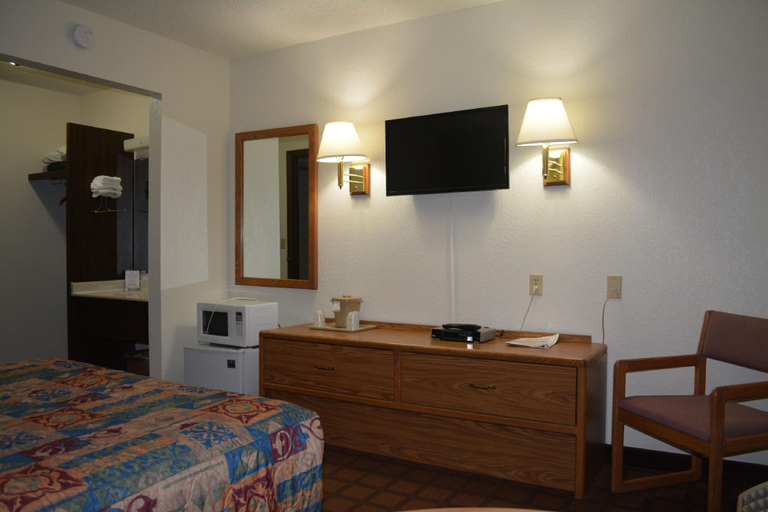 Bedroom 2, Bloomer Inn & Suites, Chippewa