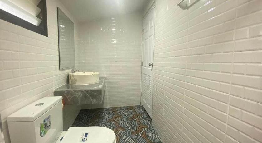 Bathroom 4, Riverside Hill Resort and Restaurant, Sai Yok