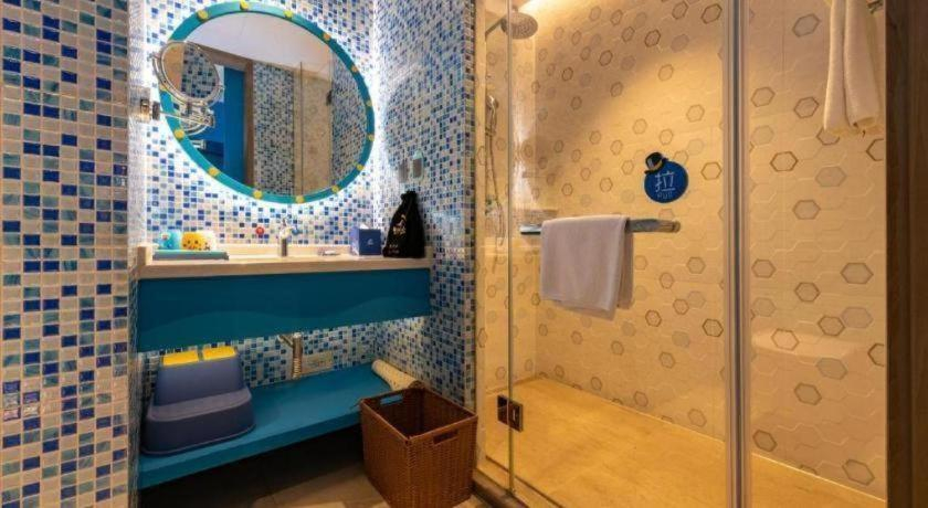Bathroom 5, Dolphin Bay Hotel, Kunming