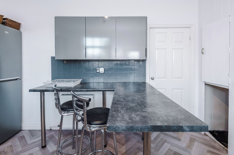 Private kitchen 2, 2 Bed House Rochdale Free Parking, Rochdale