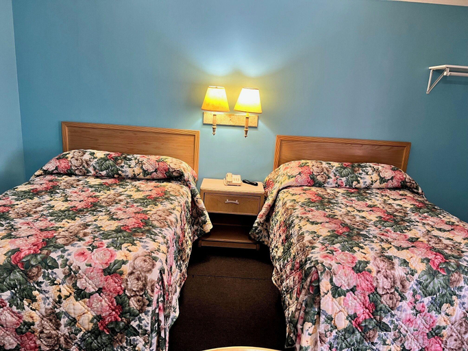Bedroom 2, BUDGET INN, Onslow