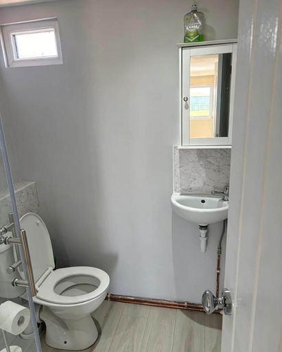 Bathroom 2, Cabin 161 Sleeps 7 With Garden and Parking, Kent