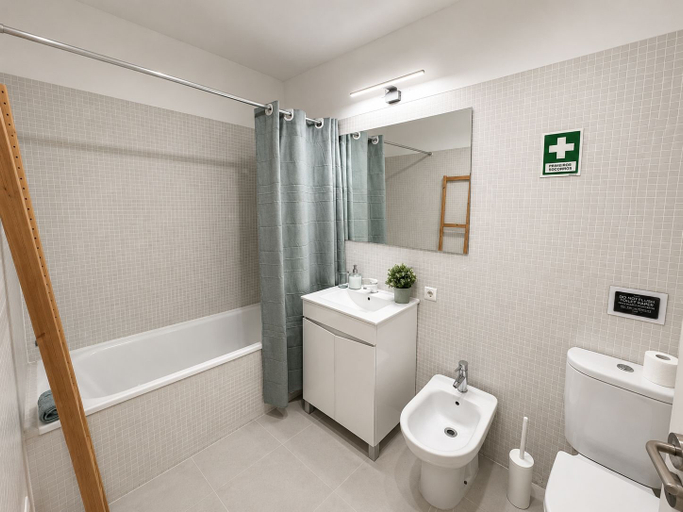 Bathroom 2, Lisbon Green Center, Lisbon