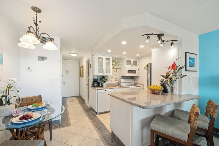 Interior 3, Oceanfront Studio on the Beach With Lanai & Stunning Island Views - Lahaina Shores 517, Maui