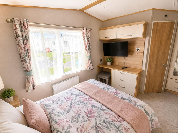 Room 4, Cala Gran 3-bed Caravan, Sleeps 8 w/ Wrap Decking, Lancashire