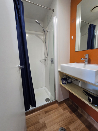 Bathroom 5, Empire Apartments, Waitakere