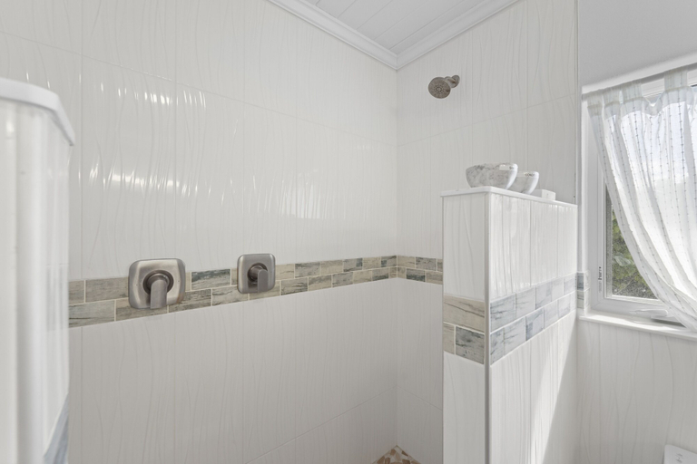 Bathroom 4, Outer Reef - Newly Remodeled Beachfront House, Walk Rest/bar 2 Bedroom Home