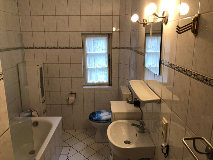Bathroom 4, Spacious Half-timbered Holiday House With Mountain Views for 10, Hochsauerlandkreis