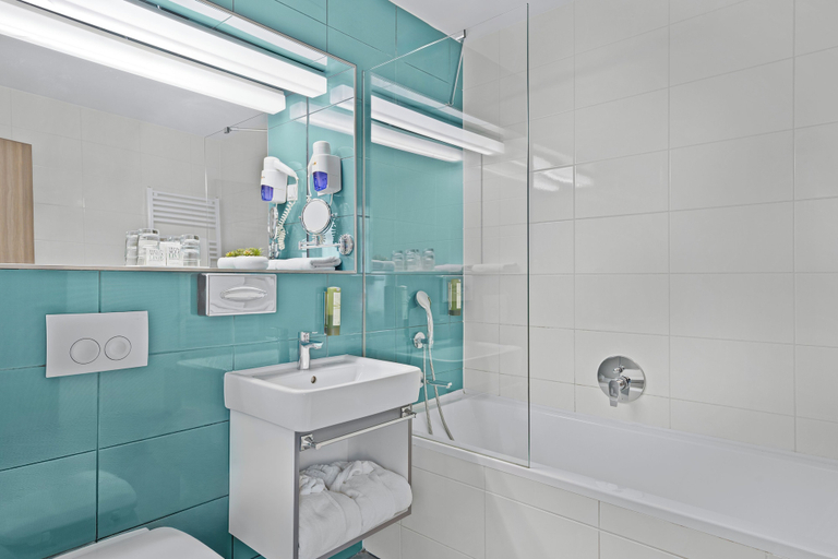 Bathroom 5, Hotel Yacht Wellness & Business, Siófok